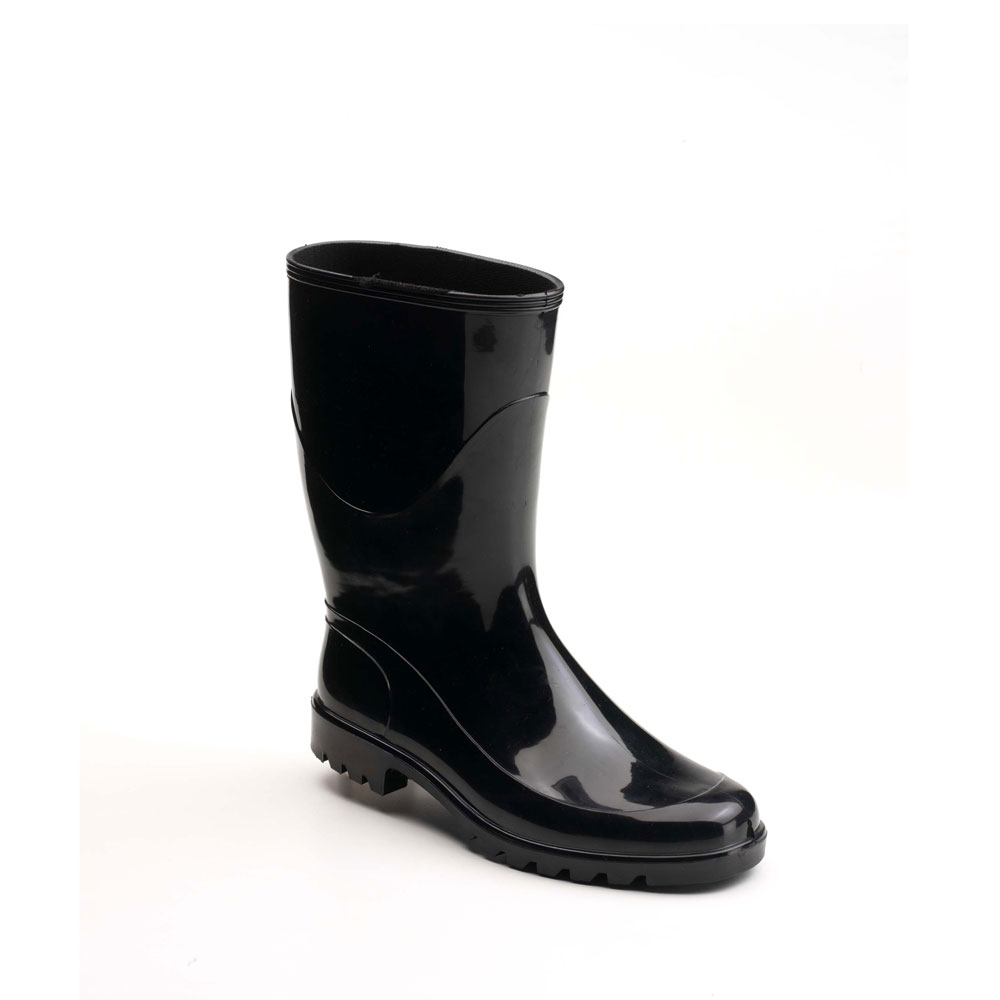 Rain boot in bright PVC with low boot leg and lug outsole 