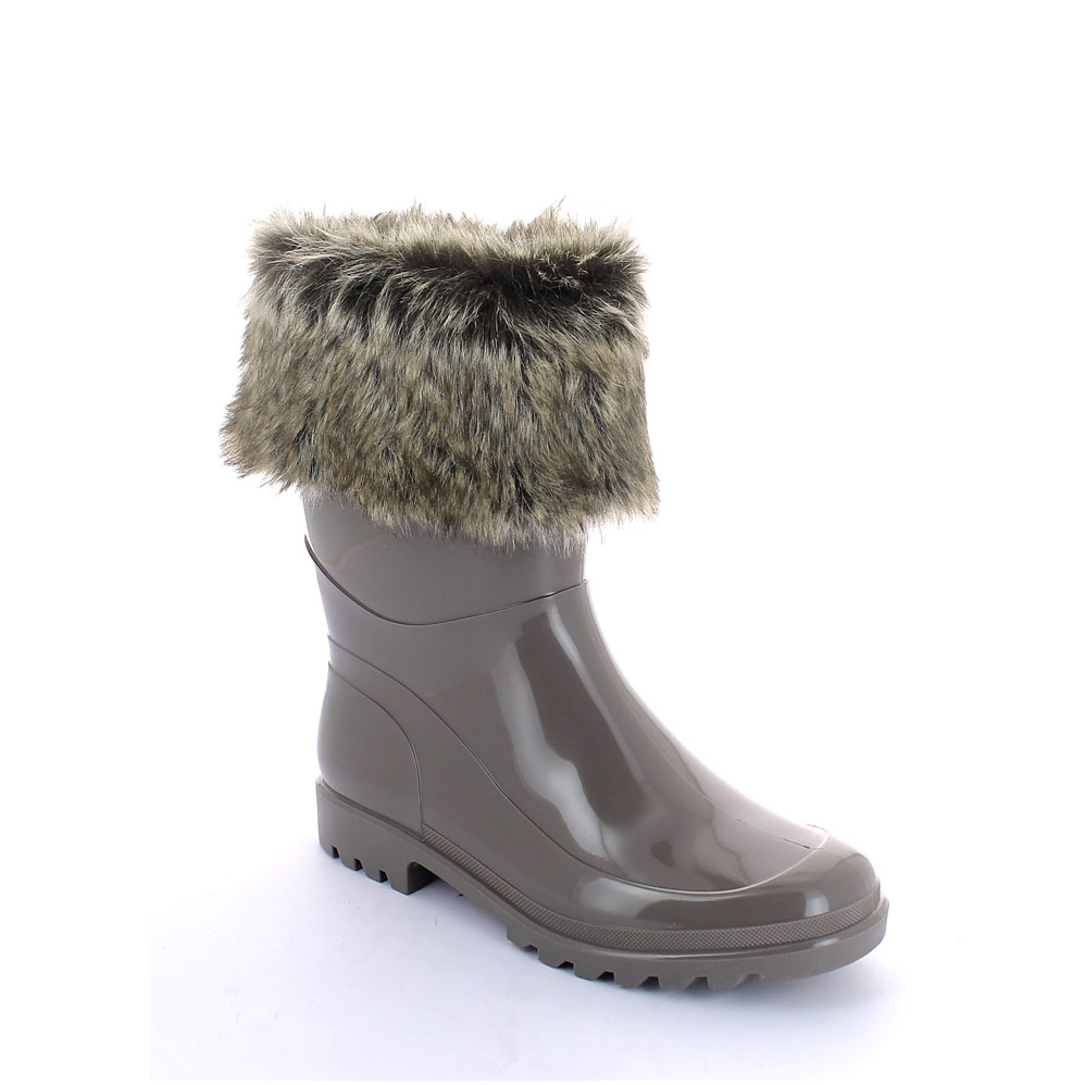 Bright finish Pvc Low Boot with synthetic wool inner lining and synthetic fur cuff