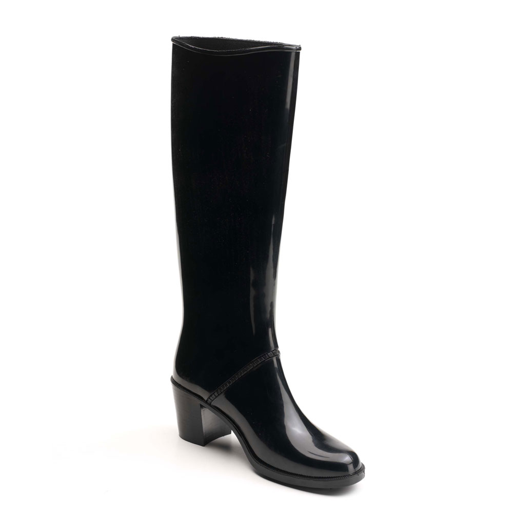 Rainboot with heel and high boot leg, rounded toe-end