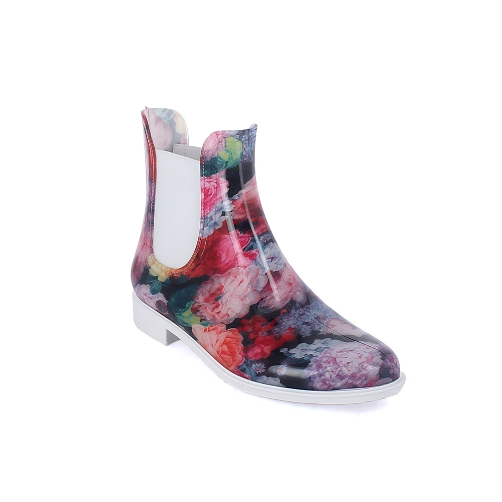 Modello chelsea in pvc trasparente lucido con elastici laterali e calza tagliata e cucito fantasia "Ortensie". Made in Italy