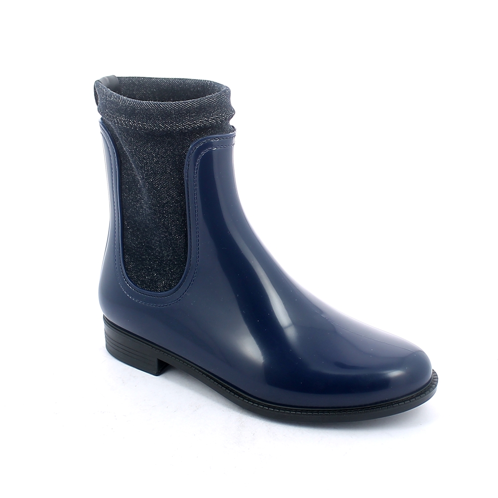 Chelsea boot in bright pvc equipped with elasticized stretch jeans lining