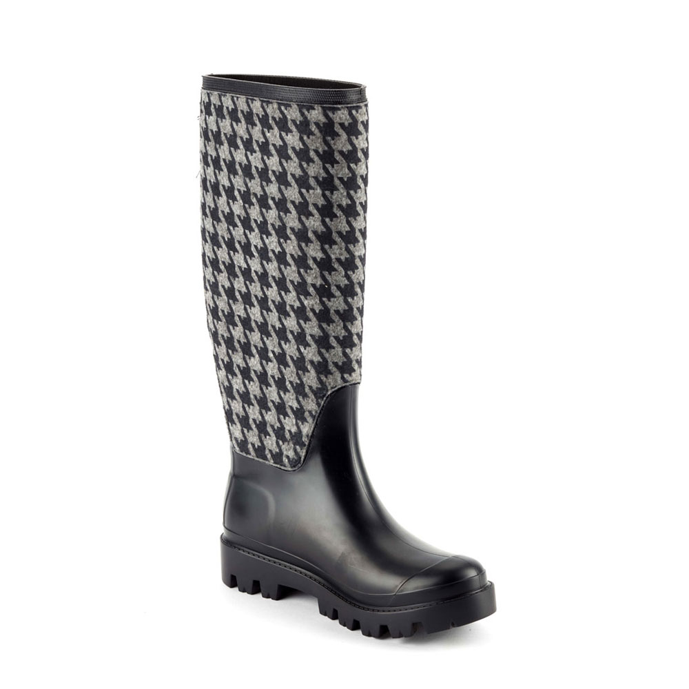 Matt finish pvc Wellington boot with "pied de poule" fabric sewn on the bootleg. Lug outsole (VIB outsole). Made in Italy