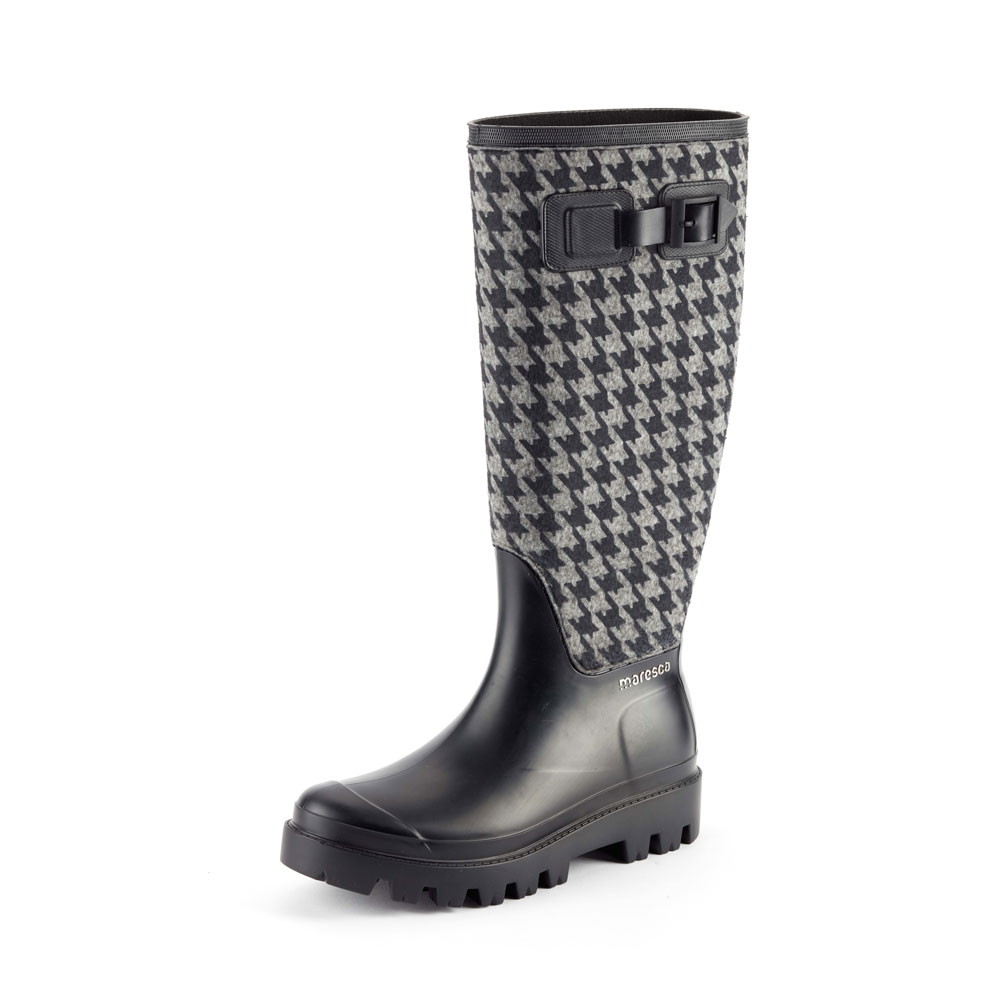 Matt finish pvc Wellington boot with "pied de poule" fabric sewn on the bootleg and pvc lateral strap;  Lug outsole (VIB outsole). Made in Italy