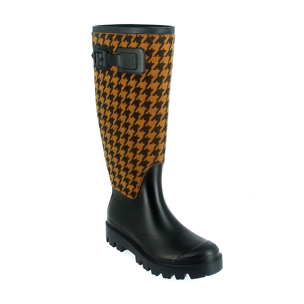 Matt finish pvc Wellington boot with "pied de poule" fabric sewn on the bootleg and pvc lateral strap Lug outsole (VIB outsole). Made in Italy