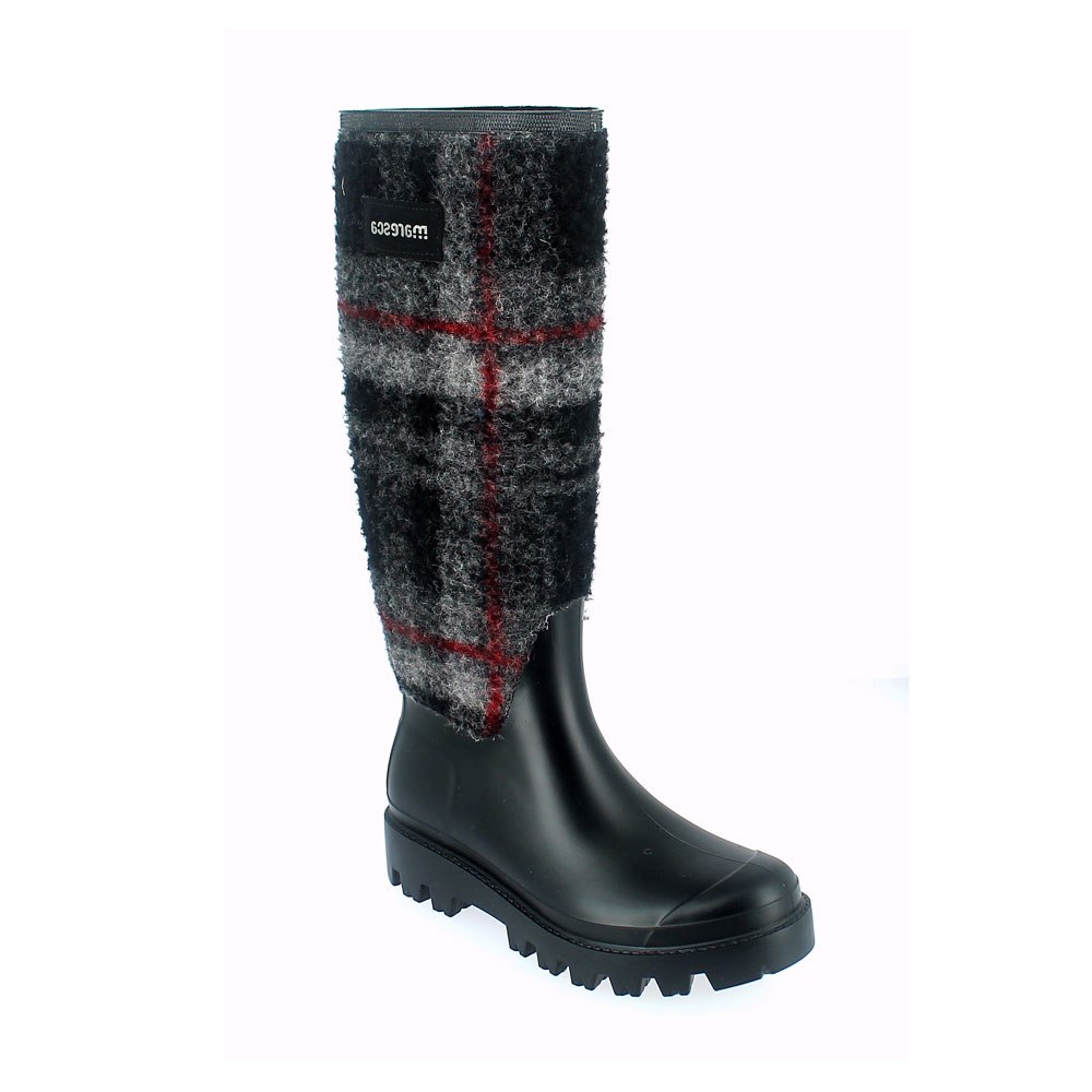 Matt finish pvc Wellington boot with tartan felt sewn on the bootleg + pvc lateral strap and lettering; Lug outsole (VIB outsole). Made in Italy