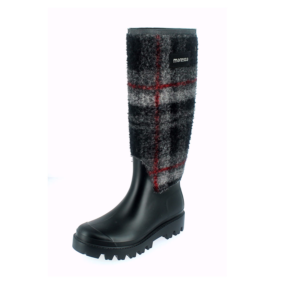 Matt finish pvc Wellington boot with tartan felt sewn on the bootleg + pvc lateral strap and lettering; Lug outsole (VIB outsole). Made in Italy