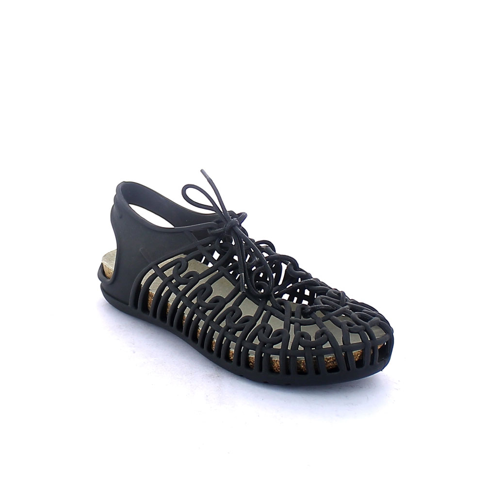 Sandalo in pvc monocolore intrecciato con sottopiede estraibile e laccio elastico