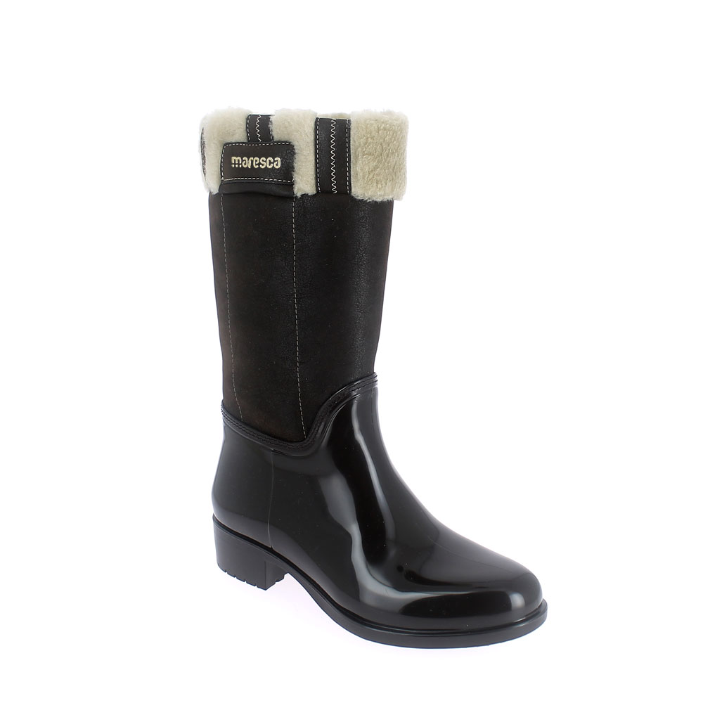 Galoscia in pvc con gambale medio fascia in ecopelliccia risvoltata, fodera interna in ecopelliccia rasata e piedino lana. Made in Italy Galoscia in pvc con gambale medio fascia in ecopelliccia risvoltata, fodera interna in ecopelliccia rasata e piedino lana. Made in Italy