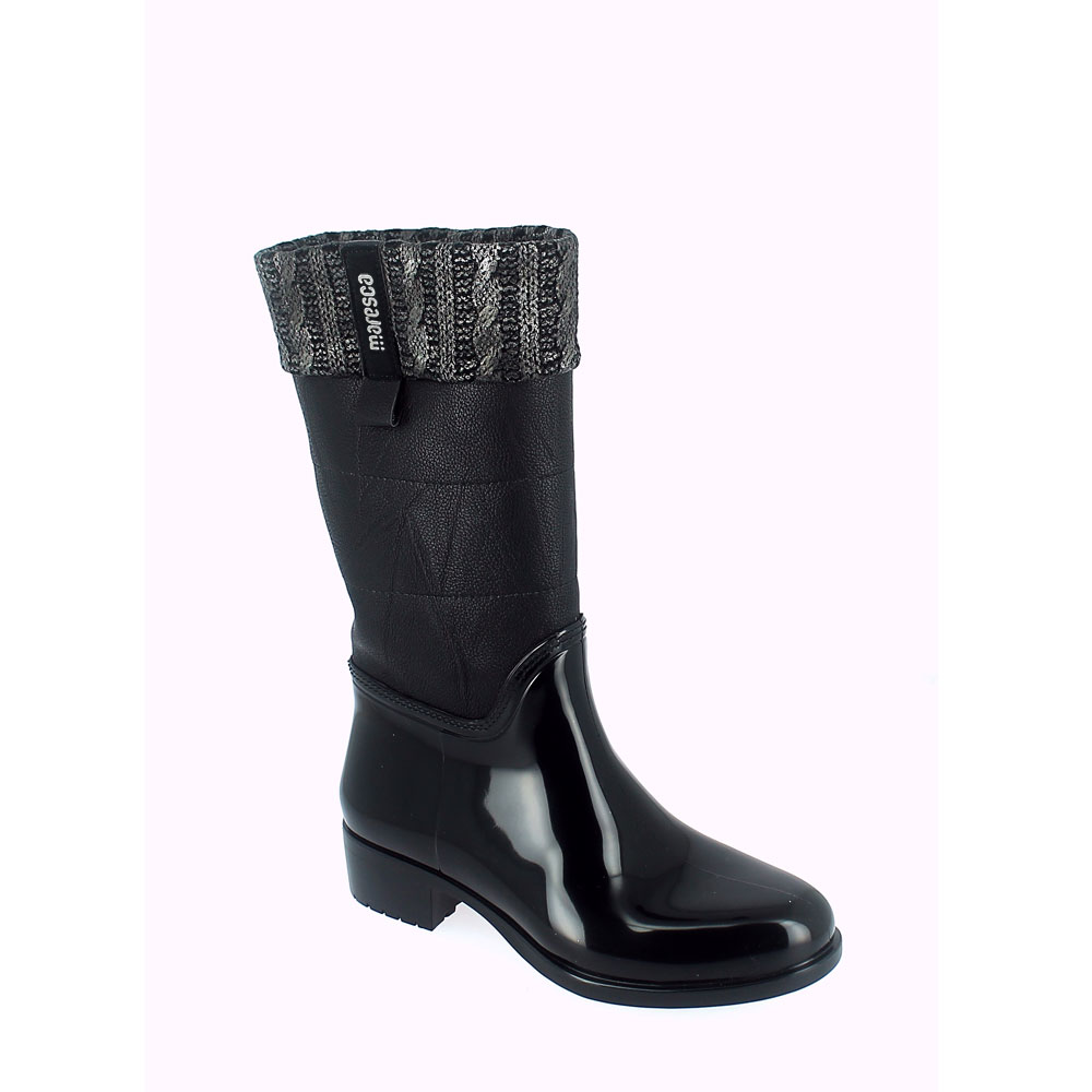 Pvc galosh with medium height bootleg finished by laminate woolen braid collar- with sheared faux fur bootleg lining and synthetic wool foot lining. Made in Italy