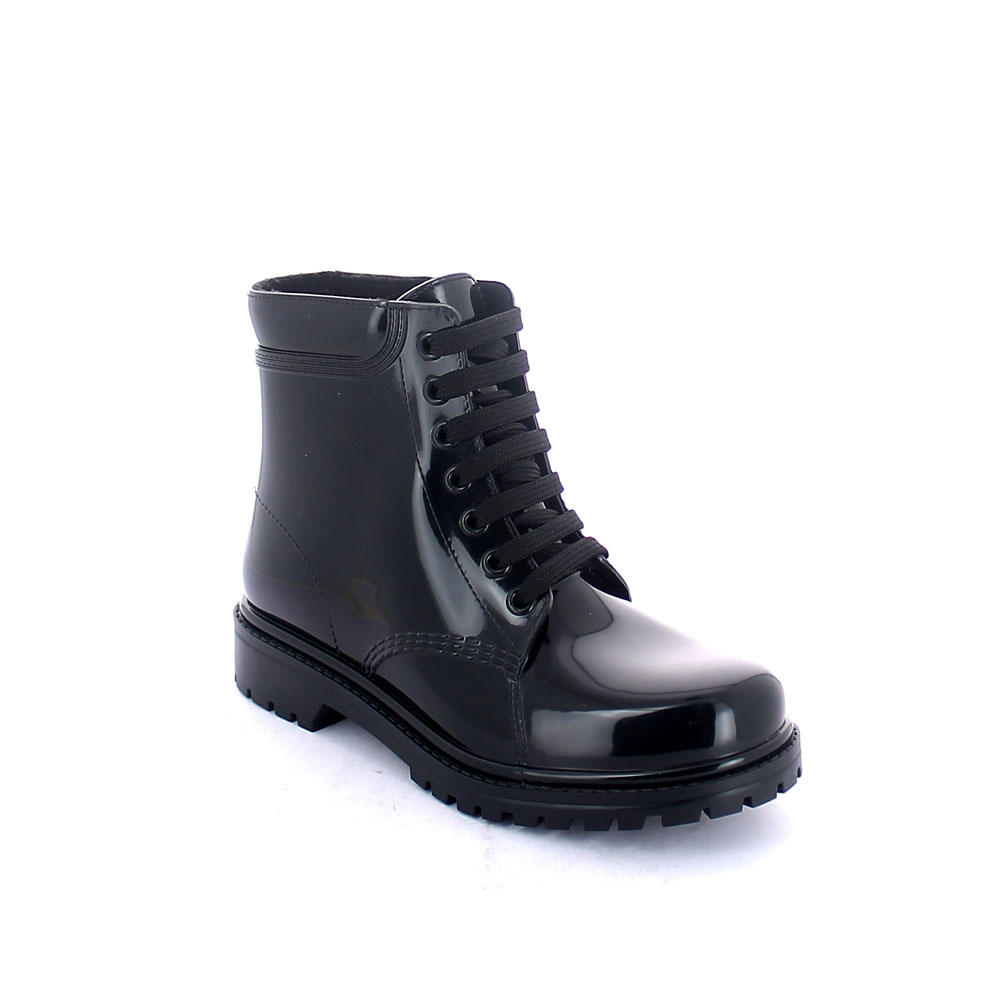 Short laced up boot in pvc with bright finish