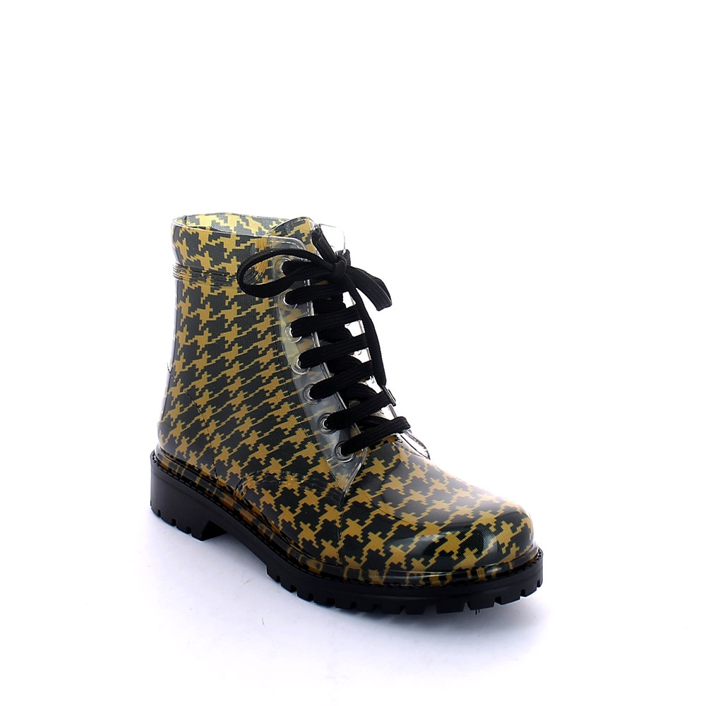 Short laced up boot in transparent pvc with bright finish and cut and stitched lining with pattern "Pied-de-poule"