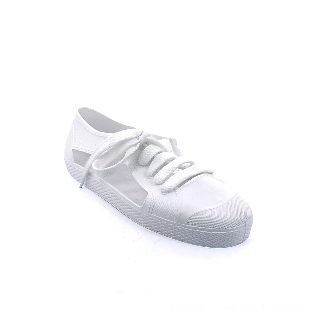 Scarpa sneaker aperta monocolore in pvc opaco con lacci.