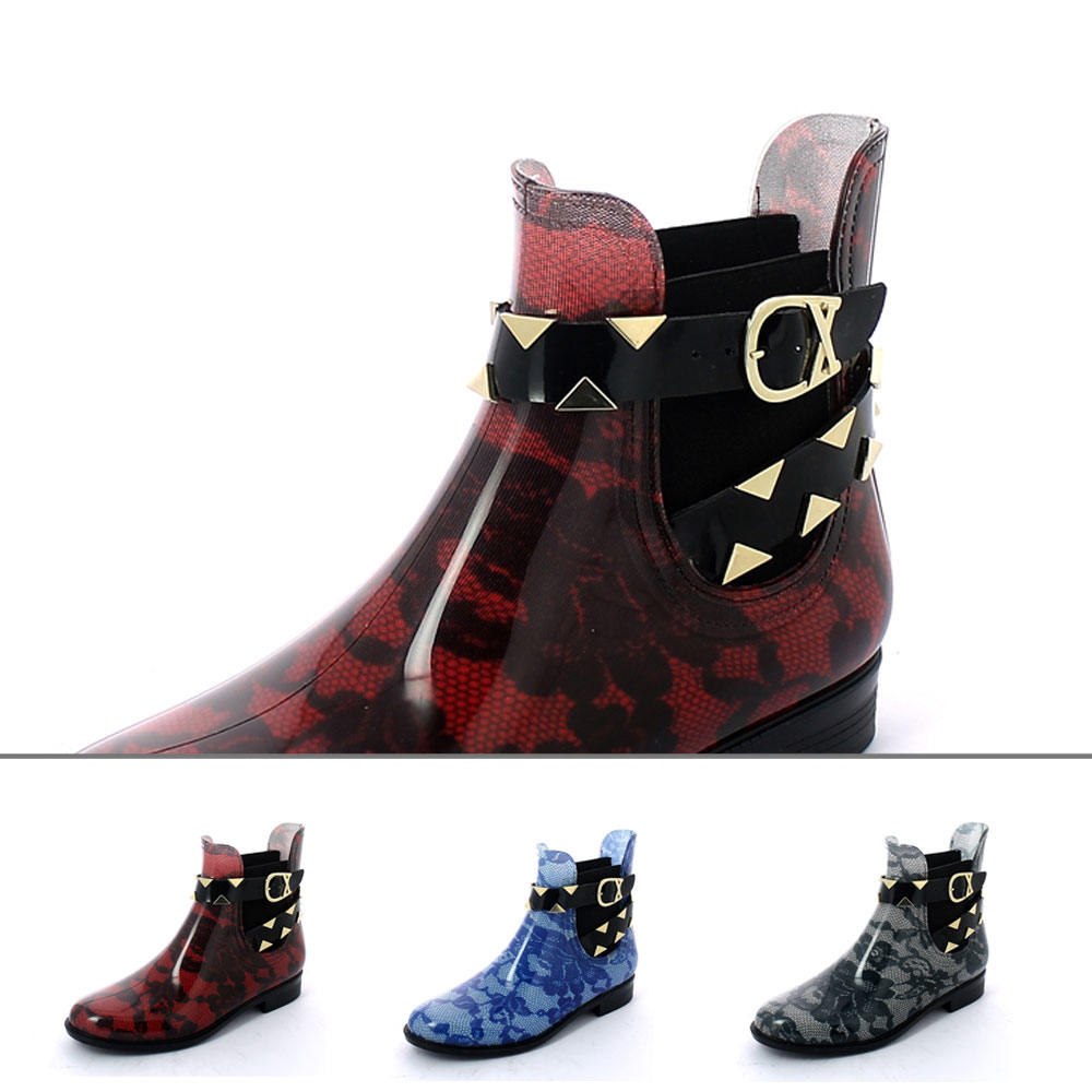Interweaved patent leather strap on chelsea boot with lace print