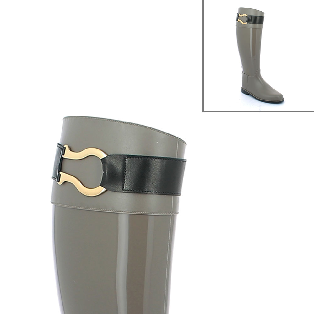 Leatherette high band with round-shape accessory made of nickel free metal in gold colour and applied to the riding boot model