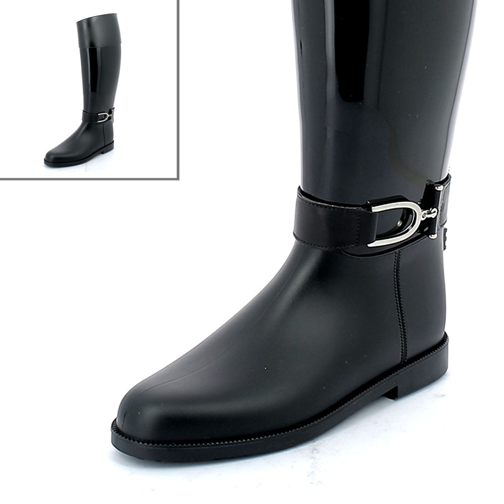 Strap on a patent-leather effect riding boot with nickel free metal accessory